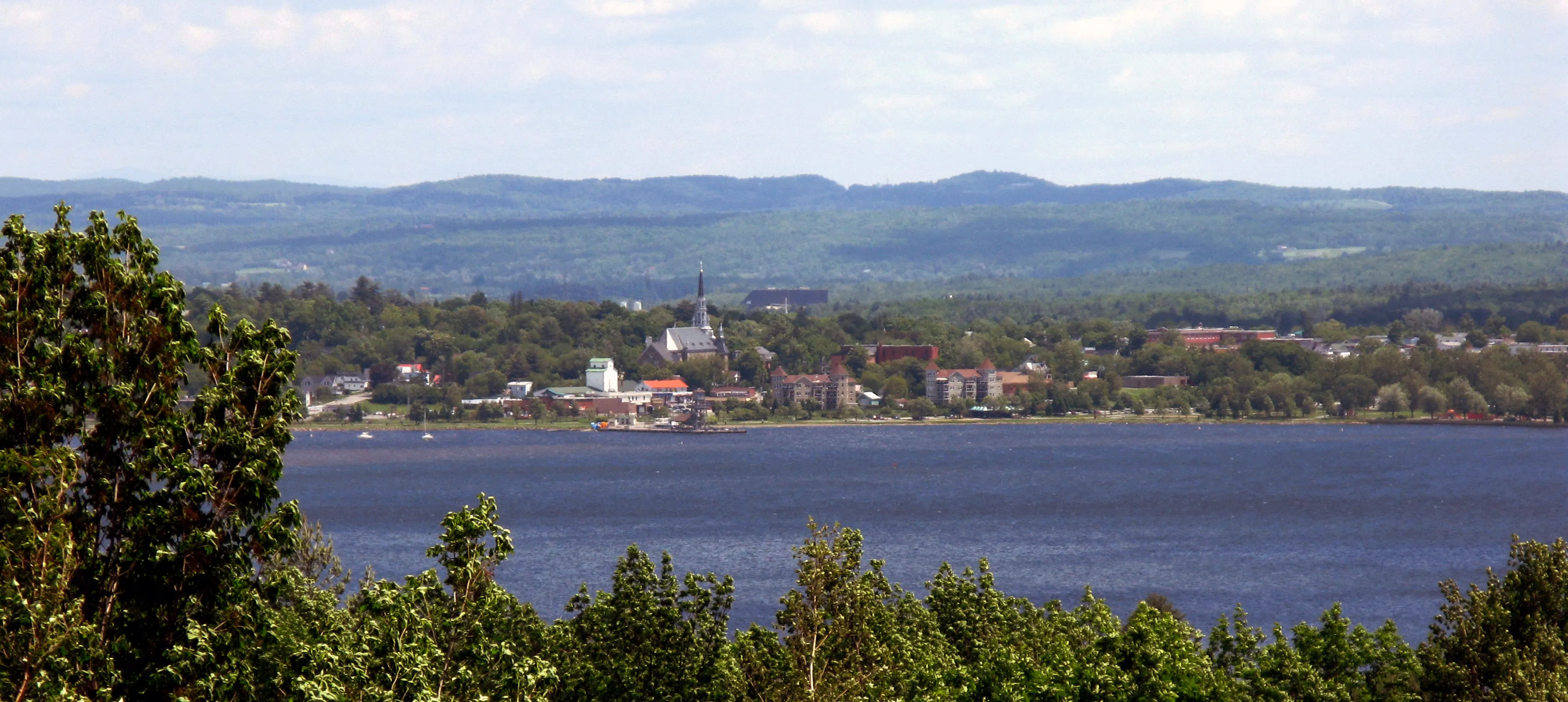 Magog et le lac Memphrémagog, avec les montagnes en arrière-plan