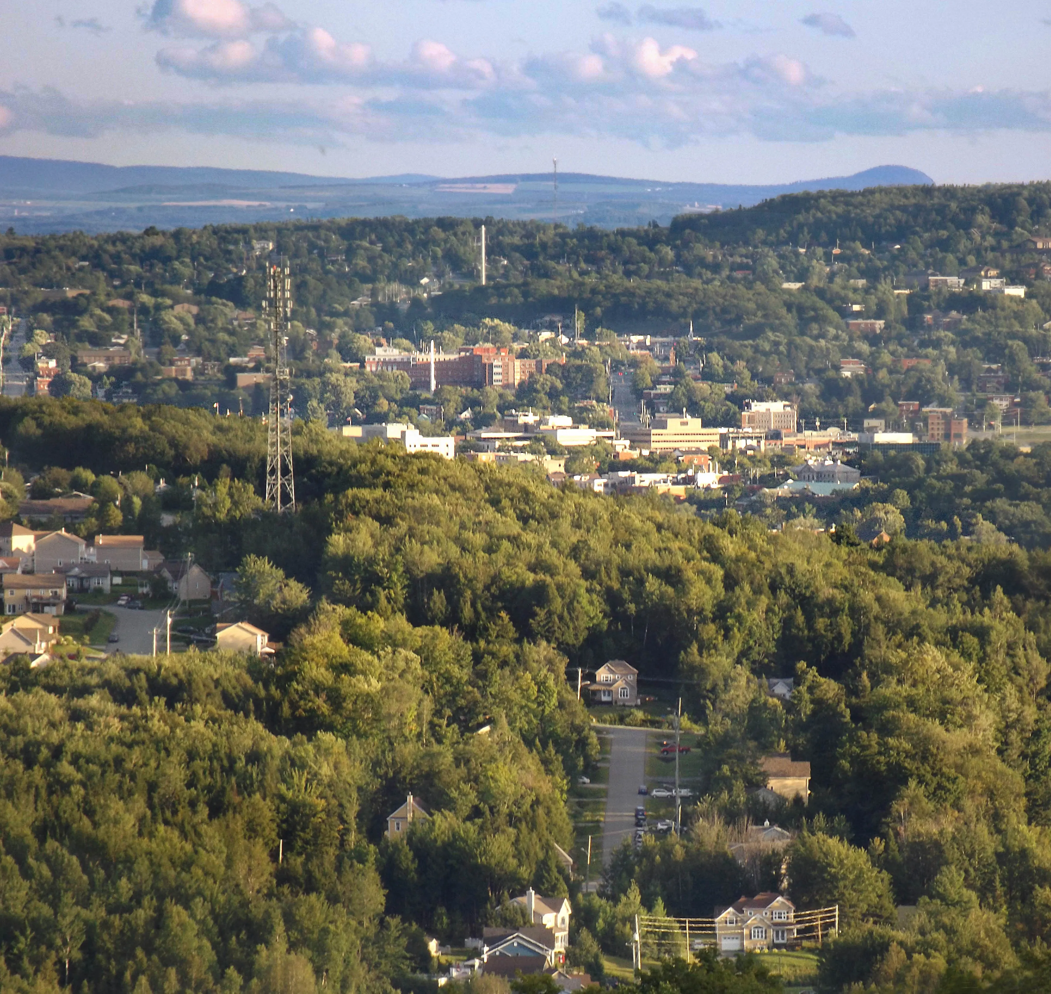 Vue de Sherbrooke et de ses quartiers résidentiels depuis le mont Beauvoir